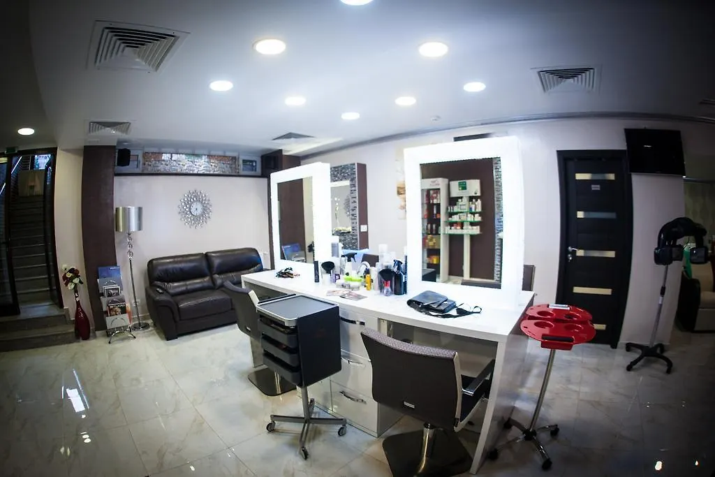 West Plaza Residence Bucureşti 3*,
