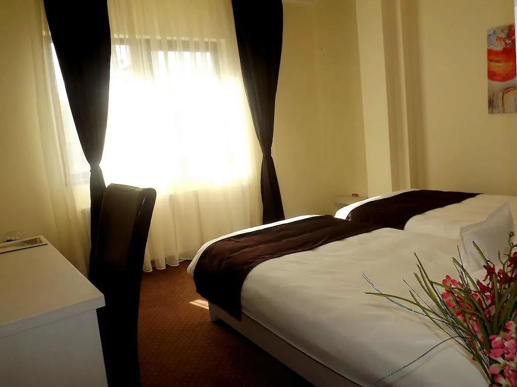 West Plaza Residence Bucureşti 3*,  România